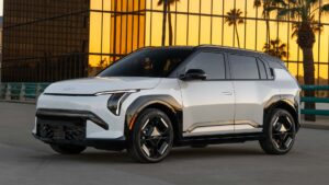 Kia elektrisk SUV parkeret foran spejlbygning