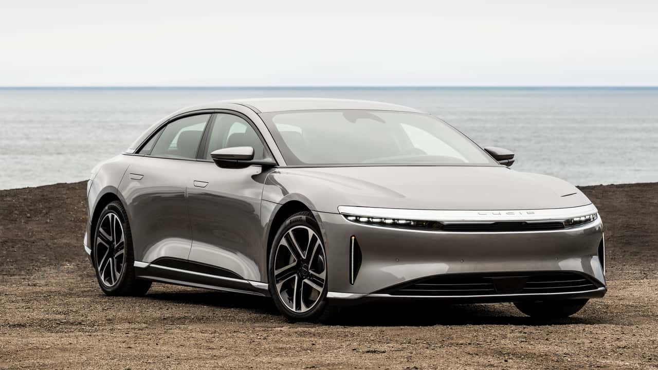 Lucid sedan ved kysten