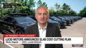 Lucid Motors CEO foran Lucid-modeller på parkeringsplads