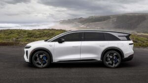 Elektrisk SUV parkeret ved kystlinje