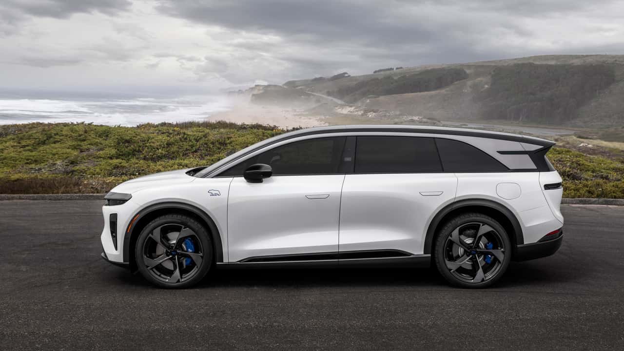 Elektrisk SUV parkeret ved kystlinje