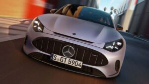 Mercedes elektrisk bil på byvej