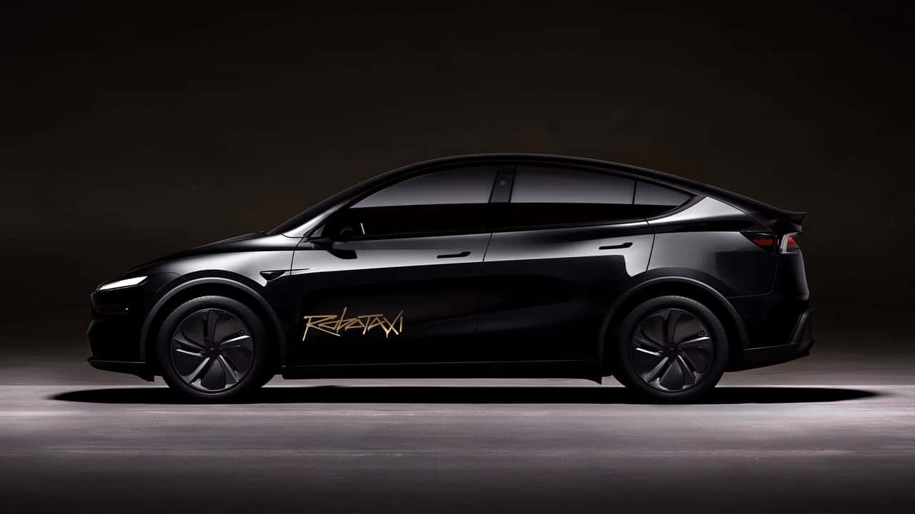 Tesla Model Y sideprofil i et mørkt miljø