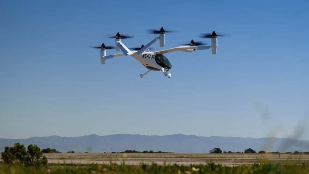 Elektrisk lufttaxi flyver over landingsbane