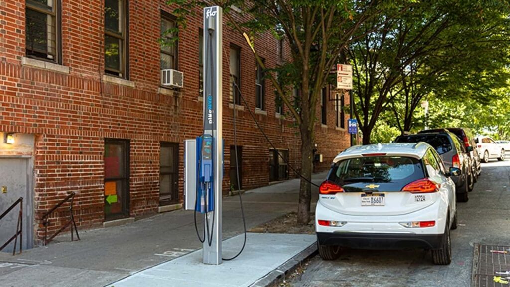 Chevrolet Bolt EV under opladning på gade