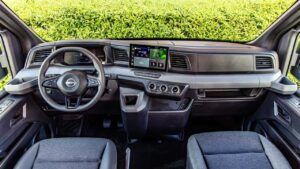 Nissan EV-interiør med digital skærm og rat