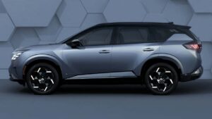 Elektrisk SUV parkeret i et moderne rum