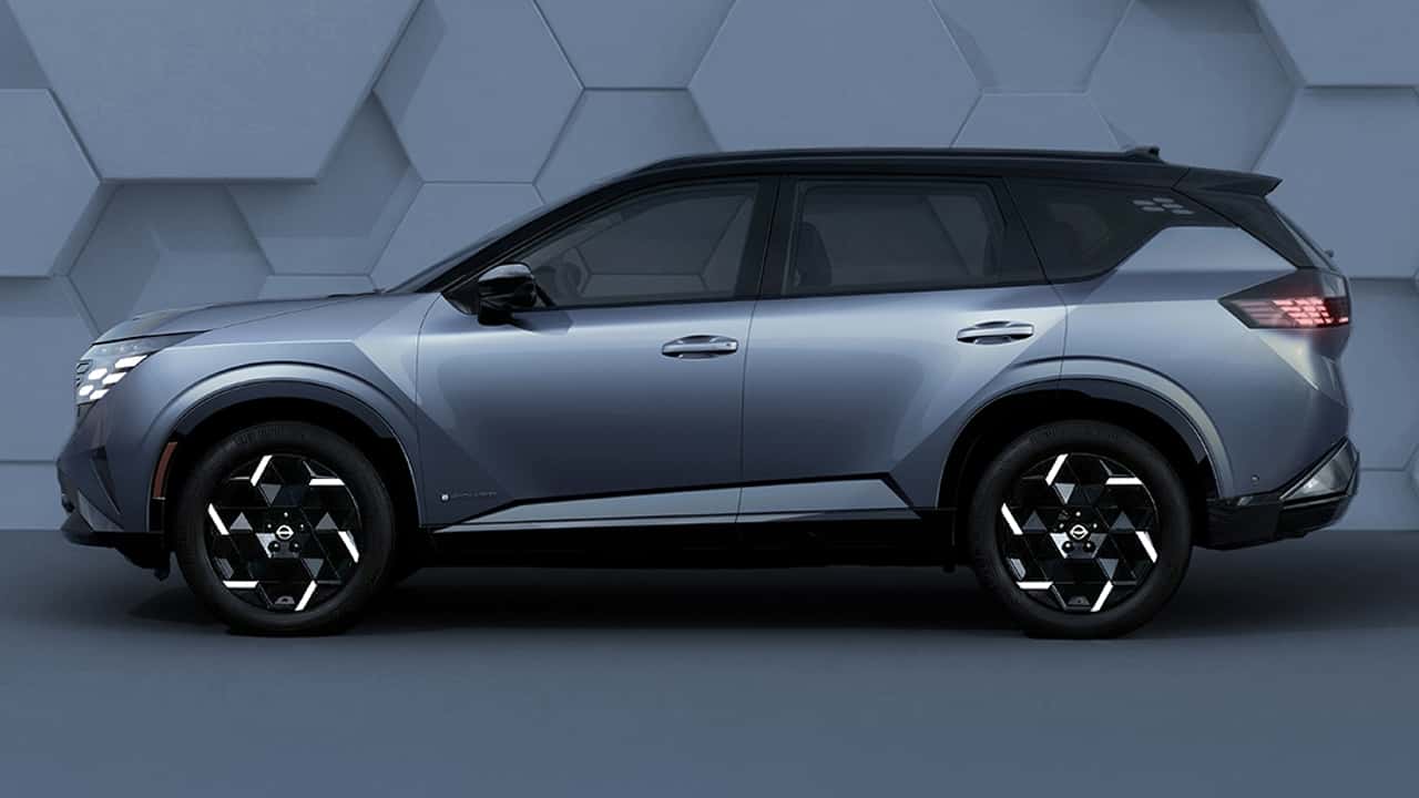 Elektrisk SUV parkeret i et moderne rum