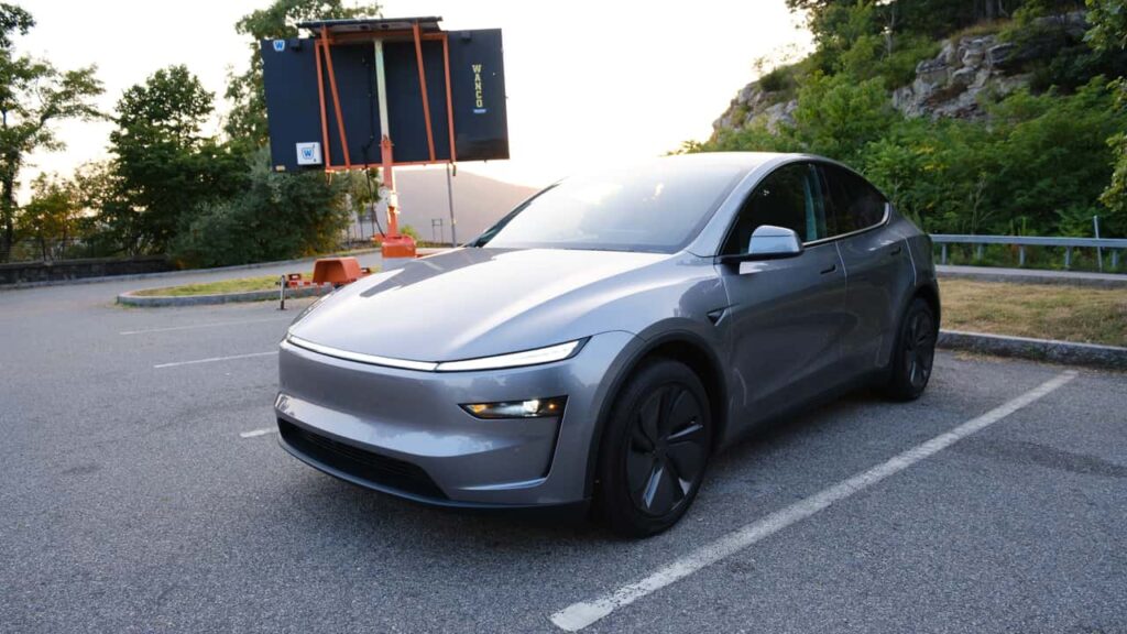 Tesla kompakt elektrisk SUV parkeret på en vej