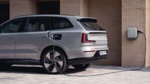 Volvo elektrisk SUV til opladning ved ladestation