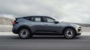 Elektrisk SUV på motorvej