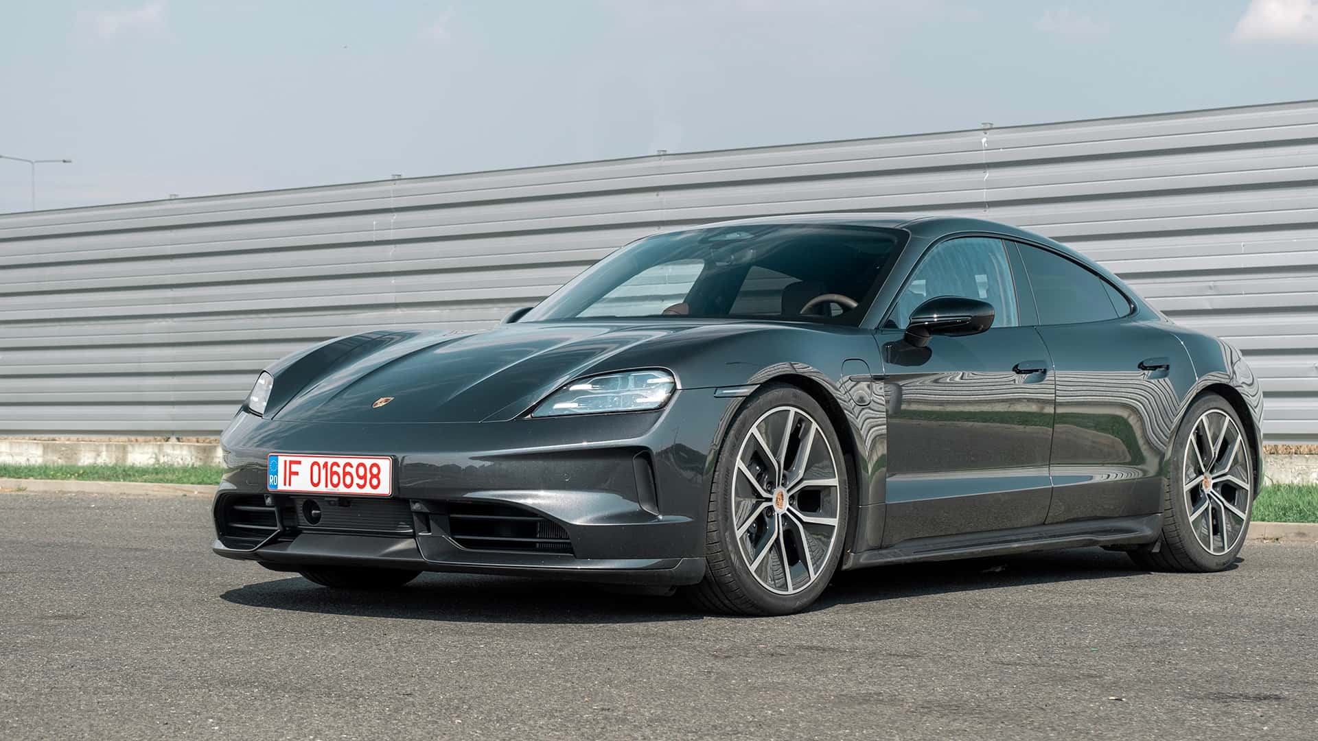 Porsche Taycan parkeret foran metalhegn