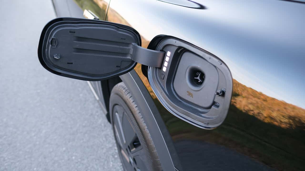 Elektrisk bils opladningsport åben på parkeret køretøj