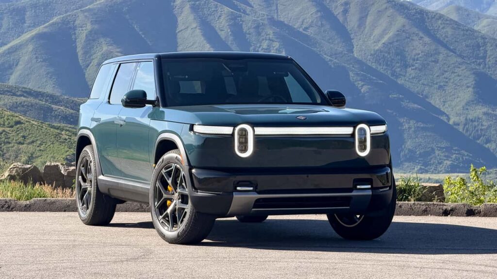 Rivian R1S parkeret foran bjerge