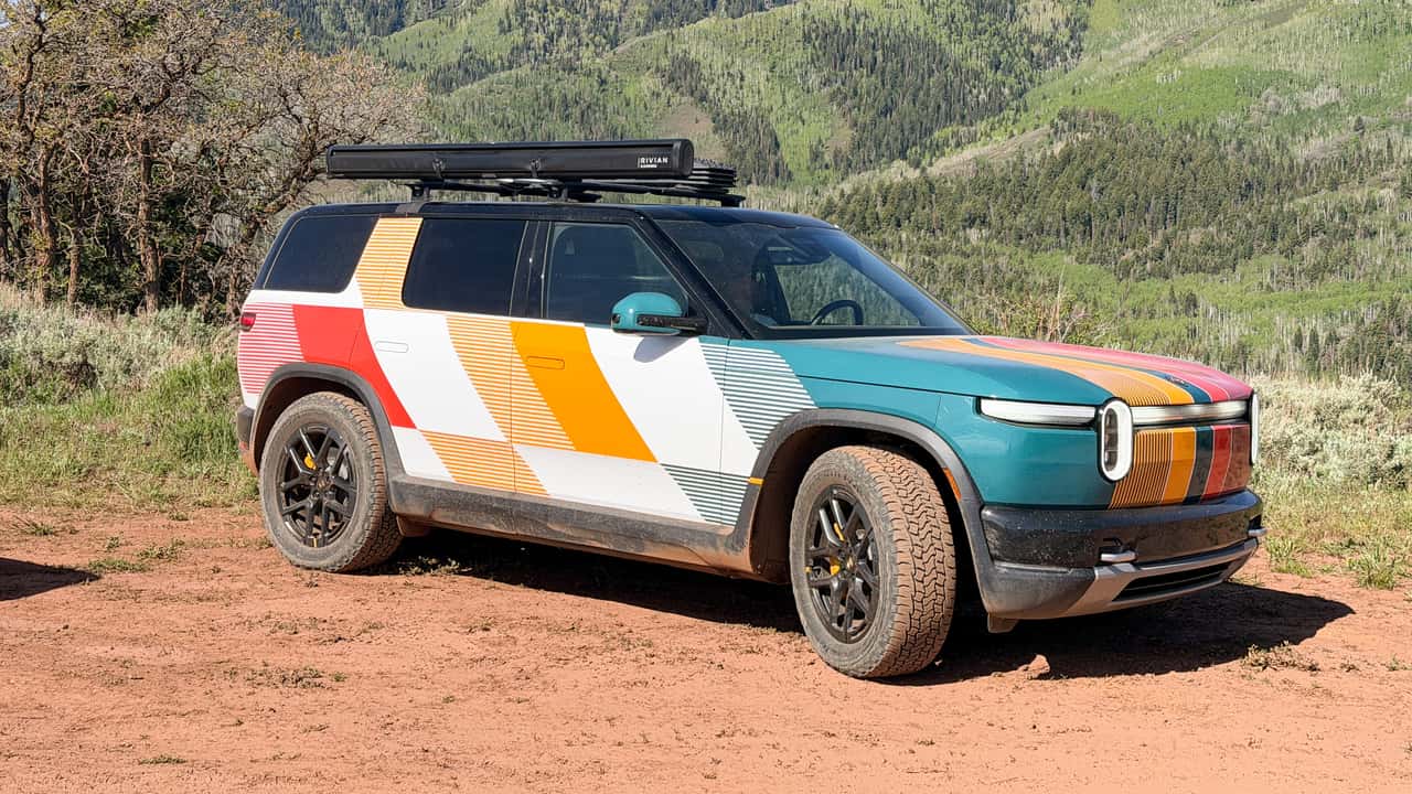Rivian SUV parkeret i naturskønne omgivelser