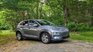 Hyundai Kona Electric parkeret i skovområde