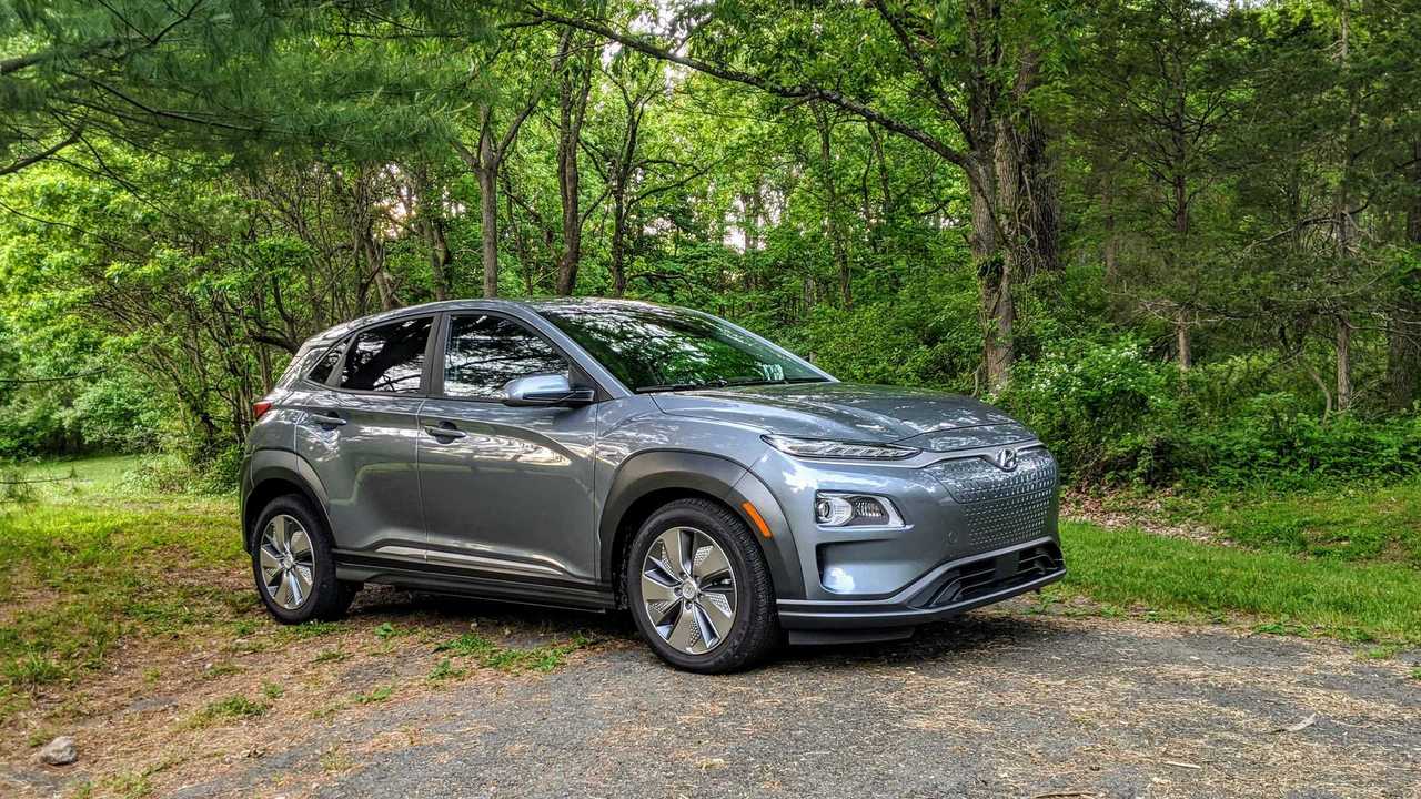 Hyundai Kona Electric parkeret i skovområde