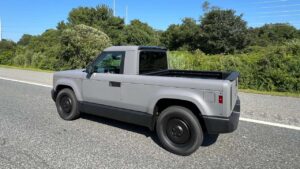 Elektrisk pickup truck på landevej