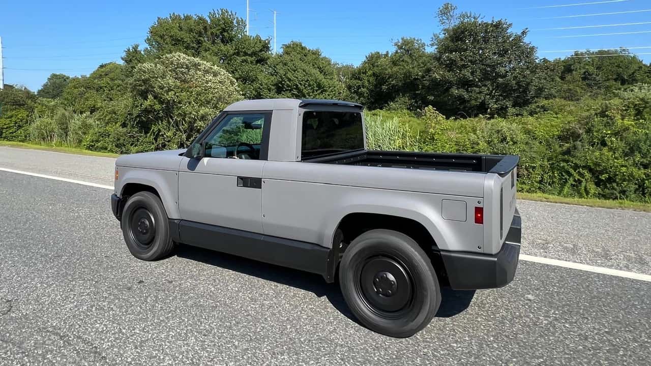 Elektrisk pickup truck på landevej