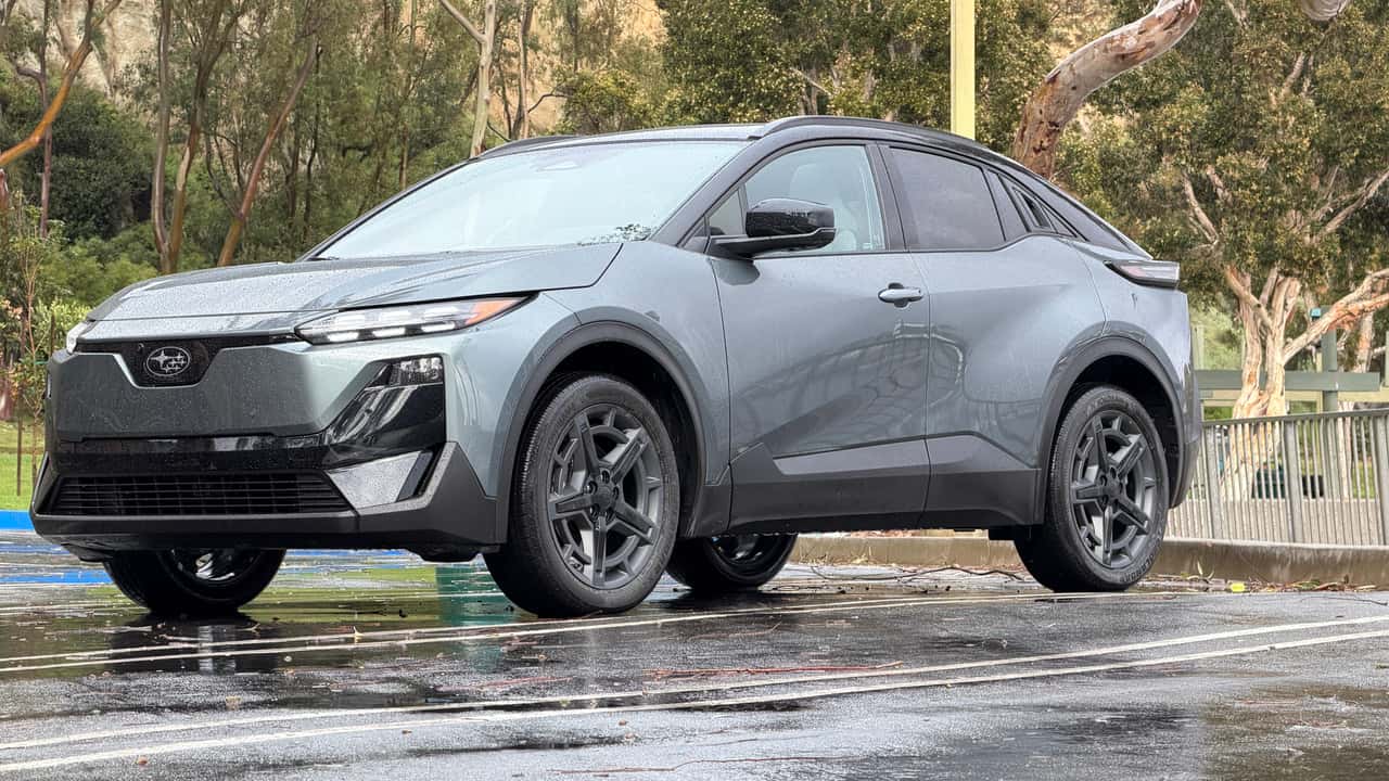 Subaru elektrisk SUV i regnfuld parkering