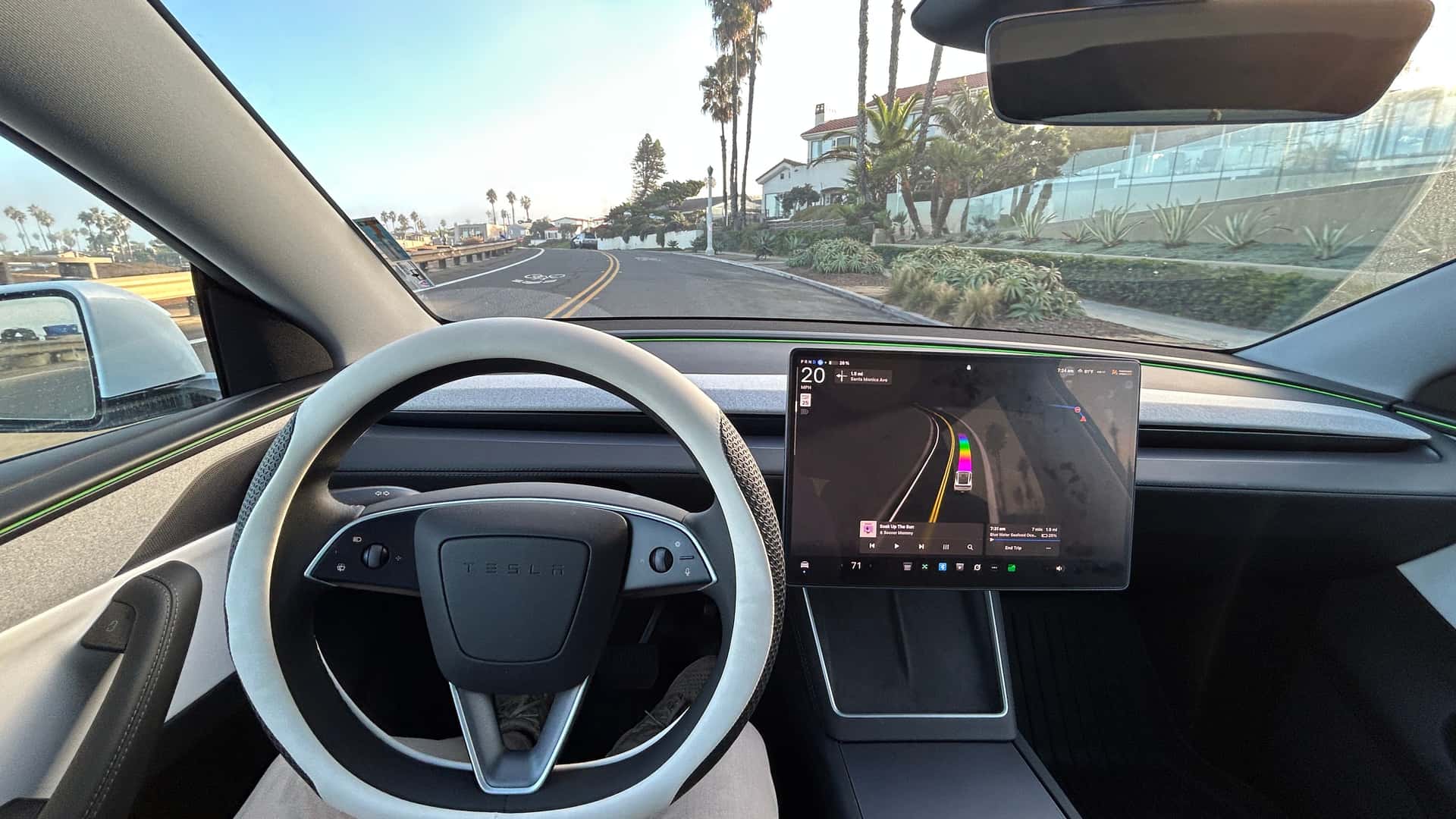 Tesla bilinteriør med autopilotfunktion på kystvej