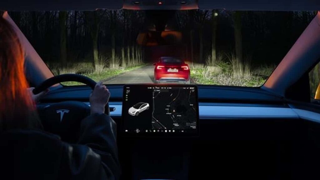 Tesla kører på skovvej om natten