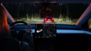 Tesla kører på skovvej om natten