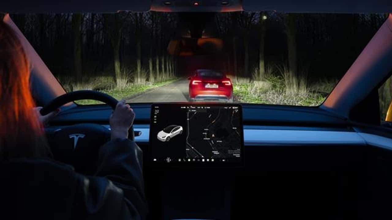 Tesla kører på skovvej om natten
