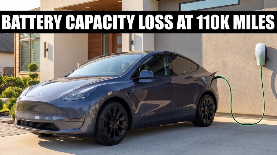 Tesla Model Y under opladning i indkørsel