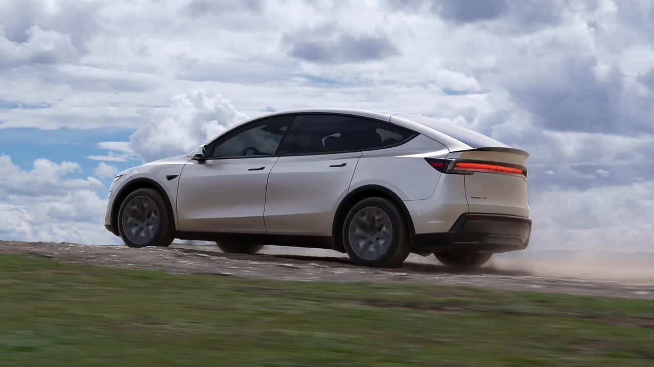 Tesla Model Y kører på grusvej