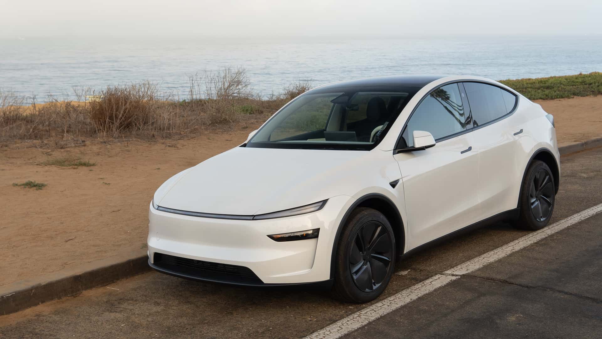 Tesla Model Y parkeret ved stranden