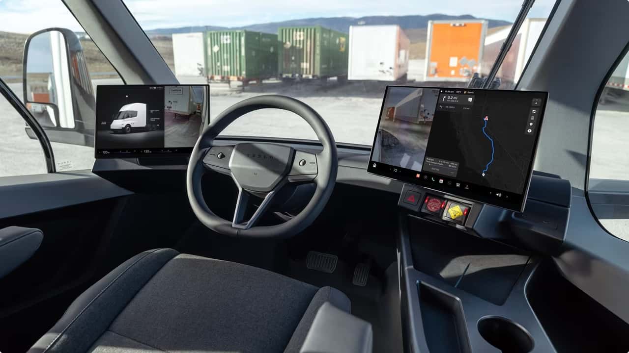 Tesla Semi førerhus med skærme og rat