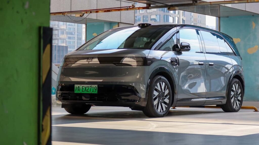 Elektrisk MPV parkeret i garage