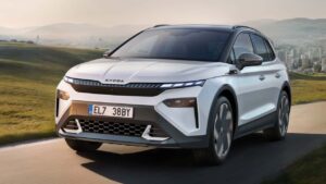 Skoda elektrisk SUV kører på landevej