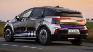 Audi elbil kører på en landevej