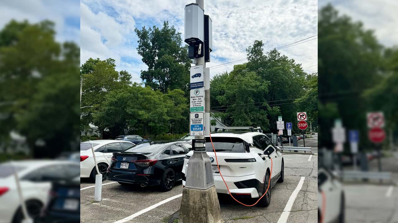 BMW iX under opladning på parkeringsplads