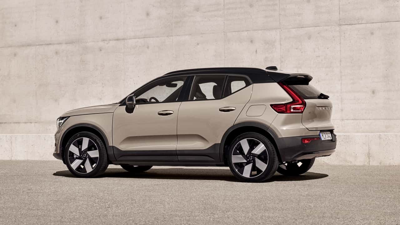 Volvo XC40 Recharge parkeret mod en betonvæg