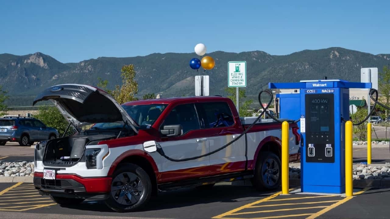 Ford pickup under opladning på en station i bjergområde