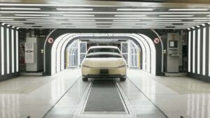 Elektrisk bil i produktionsfacilitet