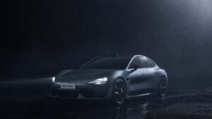 Elektrisk sedan i regn med 'SL7 Ultra' nummerplade