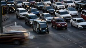 Trafik af forskellige biler, inkl. elektriske varebiler