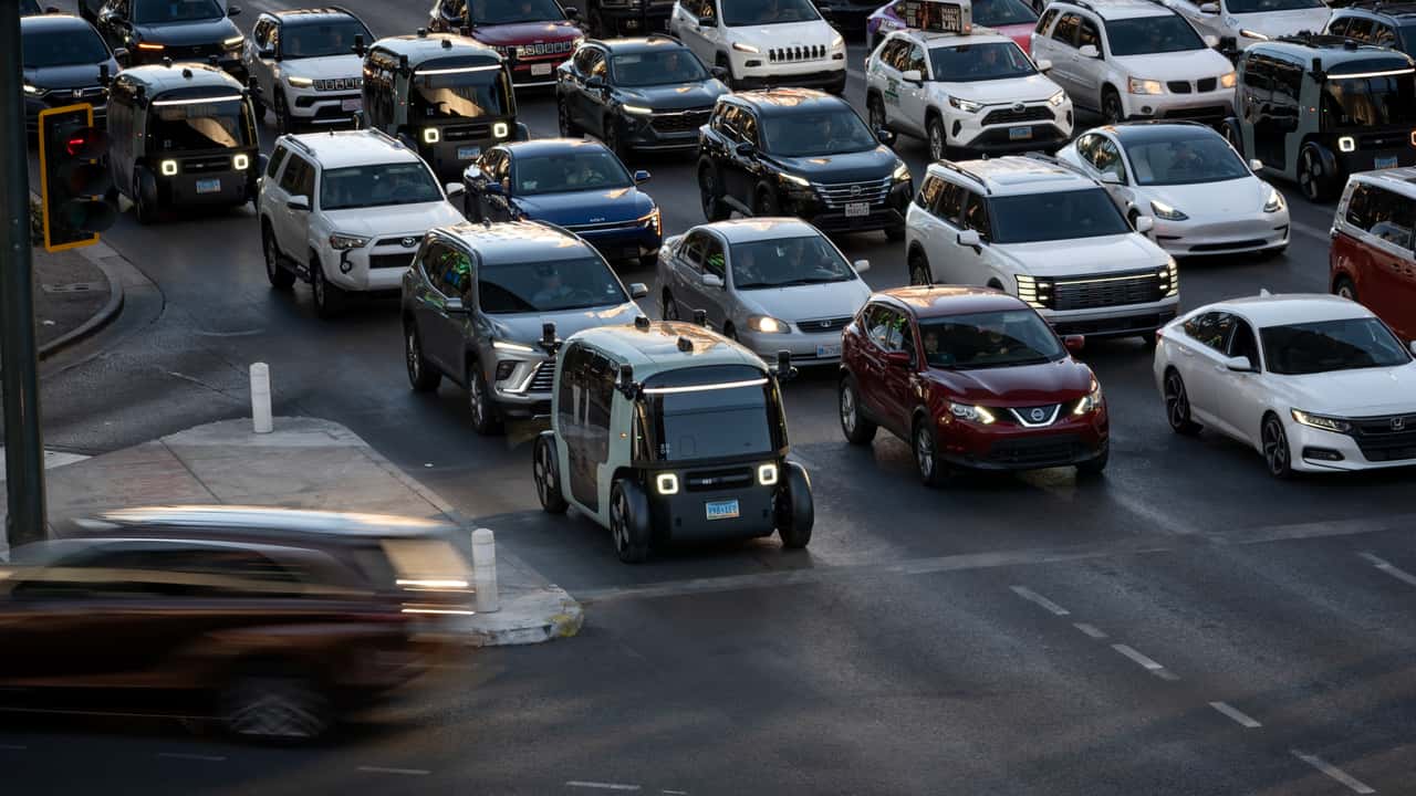 Trafik af forskellige biler, inkl. elektriske varebiler