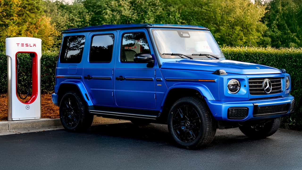 Mercedes SUV ved Tesla ladepunkt