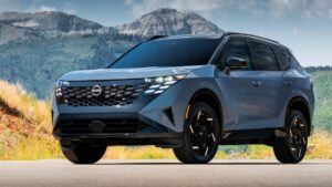 Nissan elektrisk SUV i bjerglandskab
