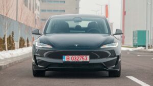 Tesla Model S parkeret på vej med sne