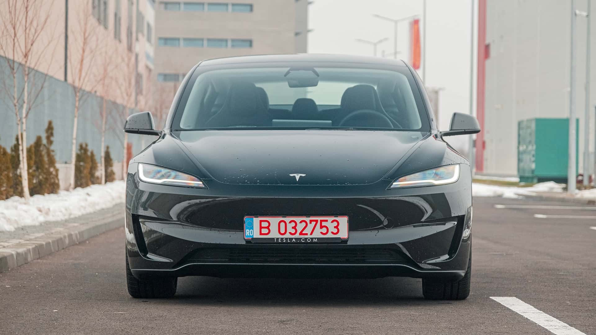 Tesla Model S parkeret på vej med sne