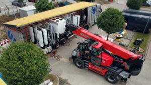 MANITOU maskine losser udstyr fra lastbil