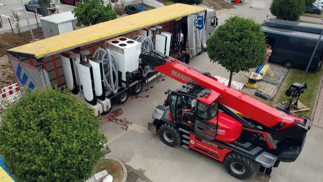 MANITOU maskine losser udstyr fra lastbil
