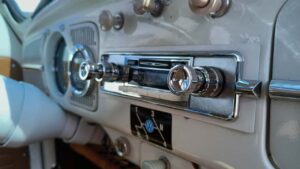 Volkswagen bilinteriør med klassisk radio