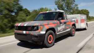 Elektrisk pickup med camouflage på landevej